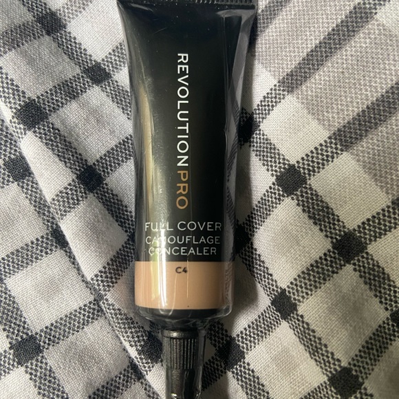 Revolution Other - Revolution camo concealer shade C-4